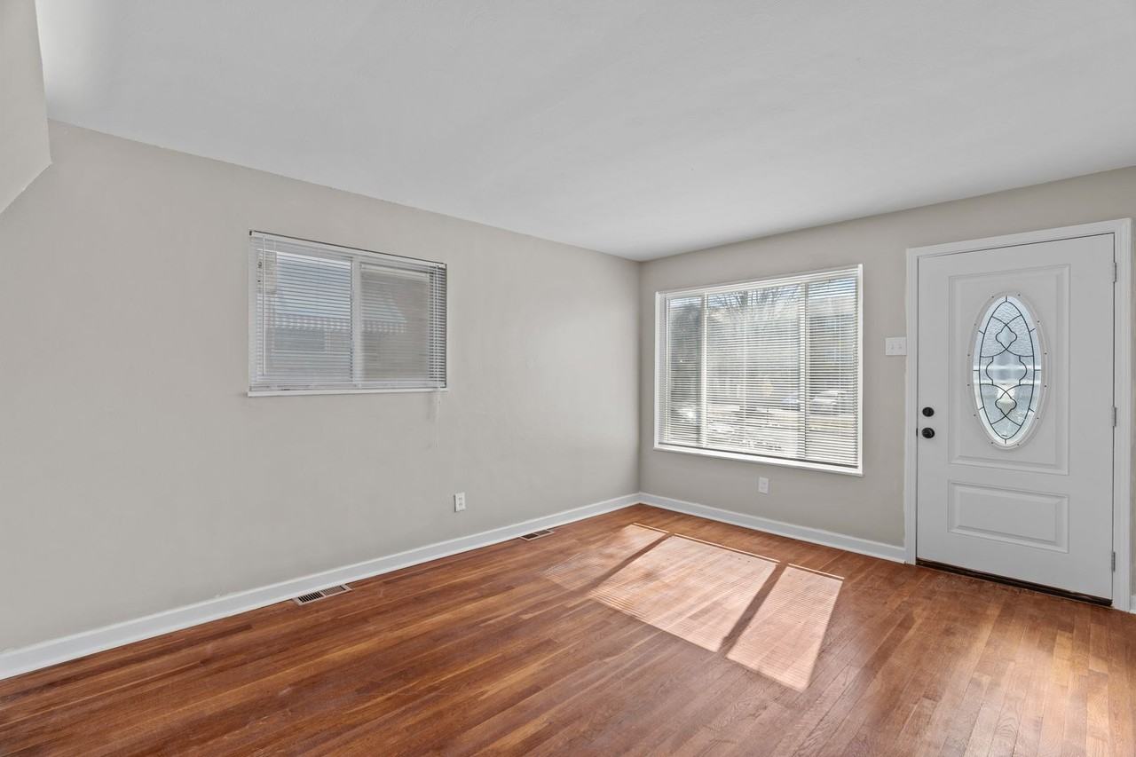 5531 Maple Ave - Photo 3 of 20