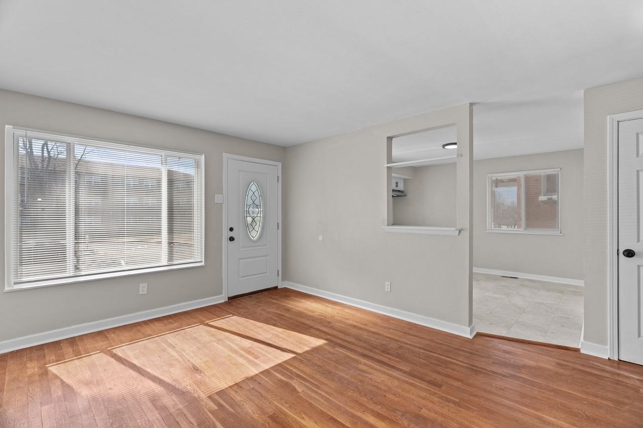 5531 Maple Ave - Photo 4 of 20