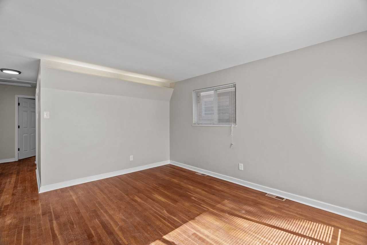 5531 Maple Ave - Photo 5 of 20