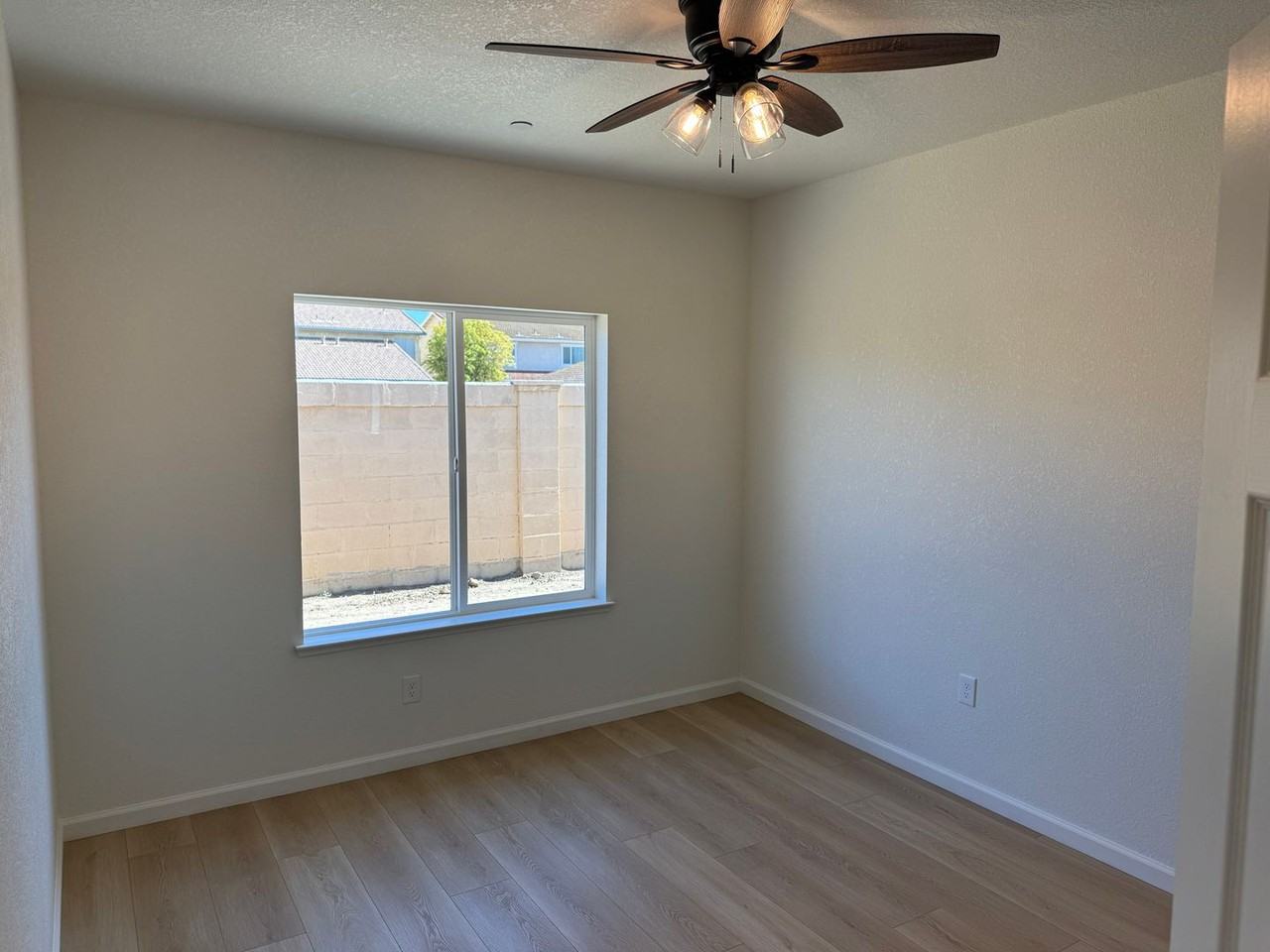 1520-1524 Sorbo St - Photo 4 of 12