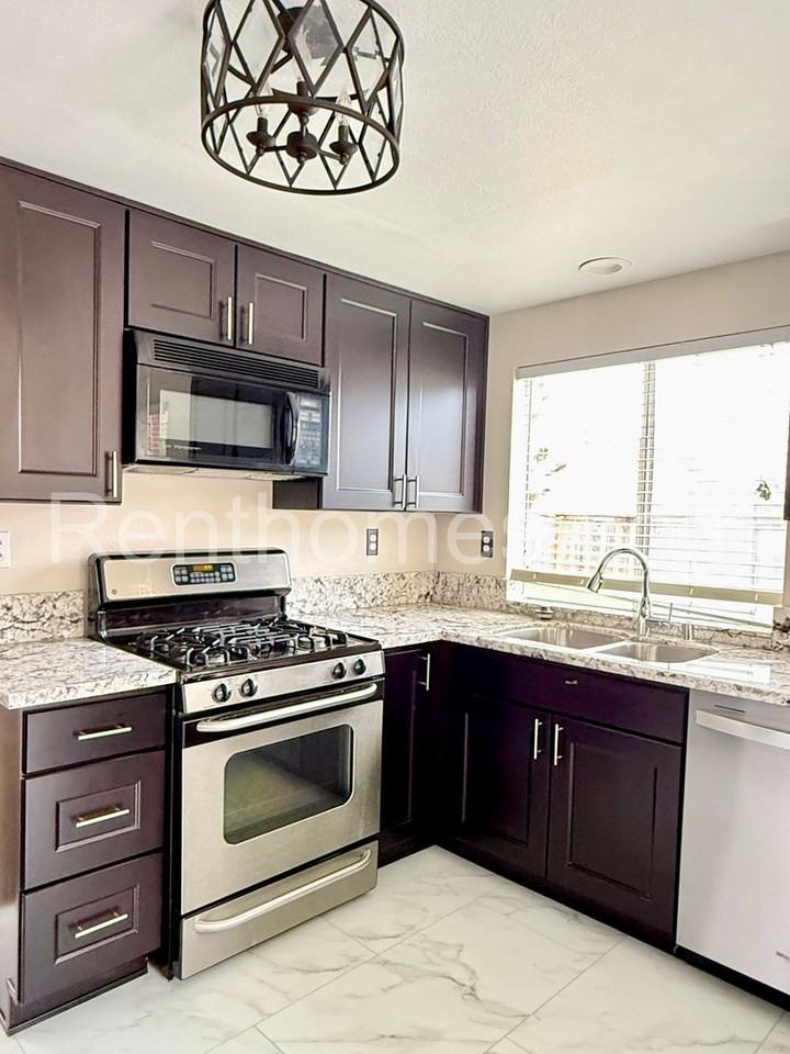 11521 Kirby Pl - Photo 5 of 35