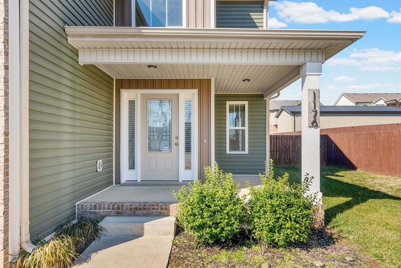 1176 Elizabeth Ln - Photo 3 of 33