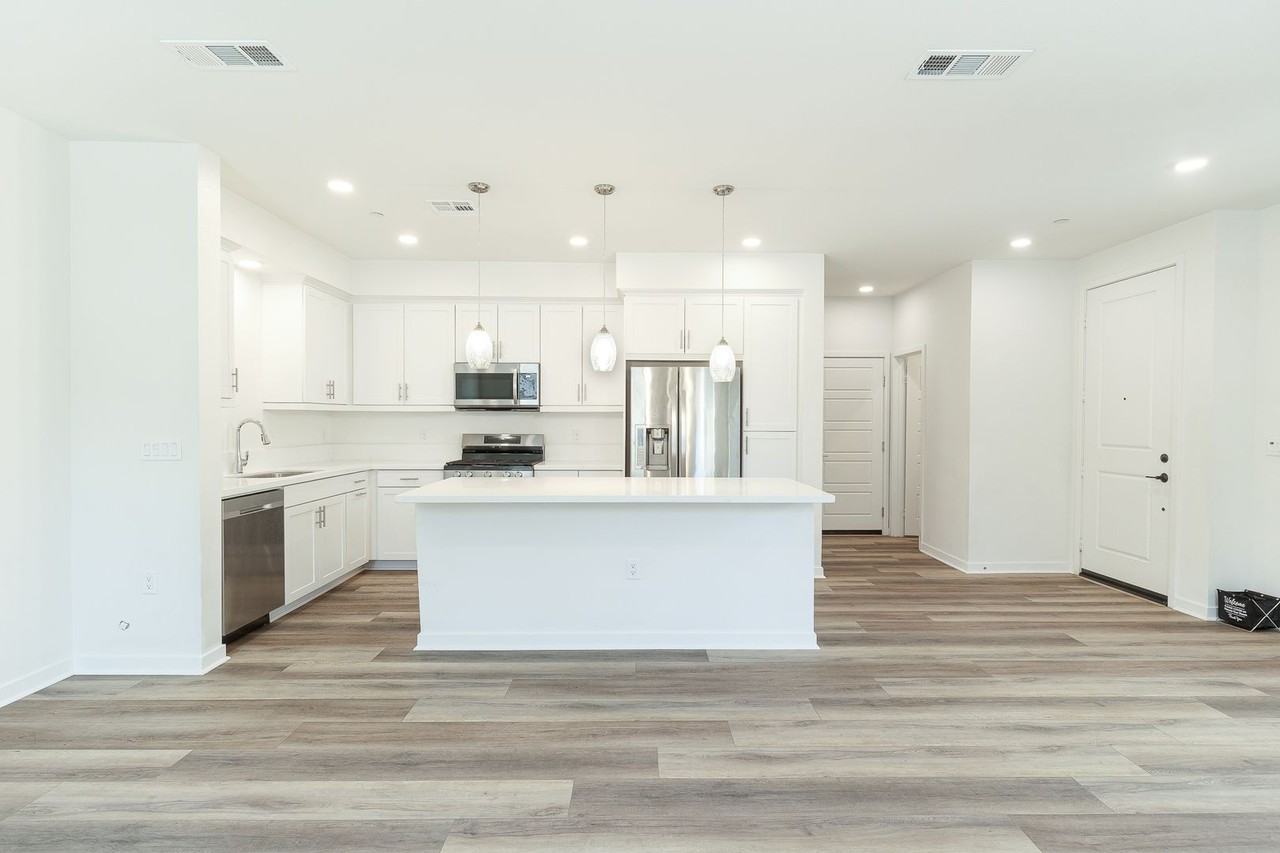 611 Winchester Dr - Photo 2 of 37