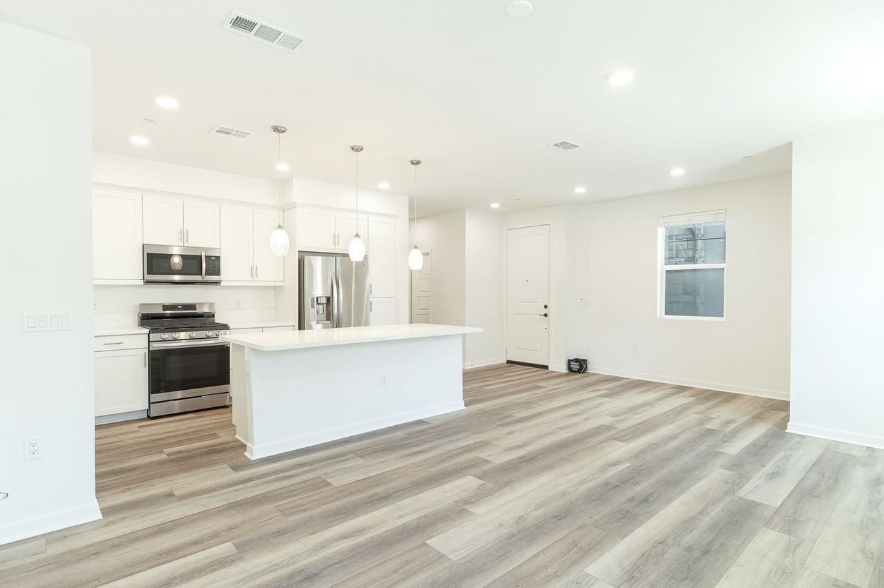 611 Winchester Dr - Photo 3 of 37