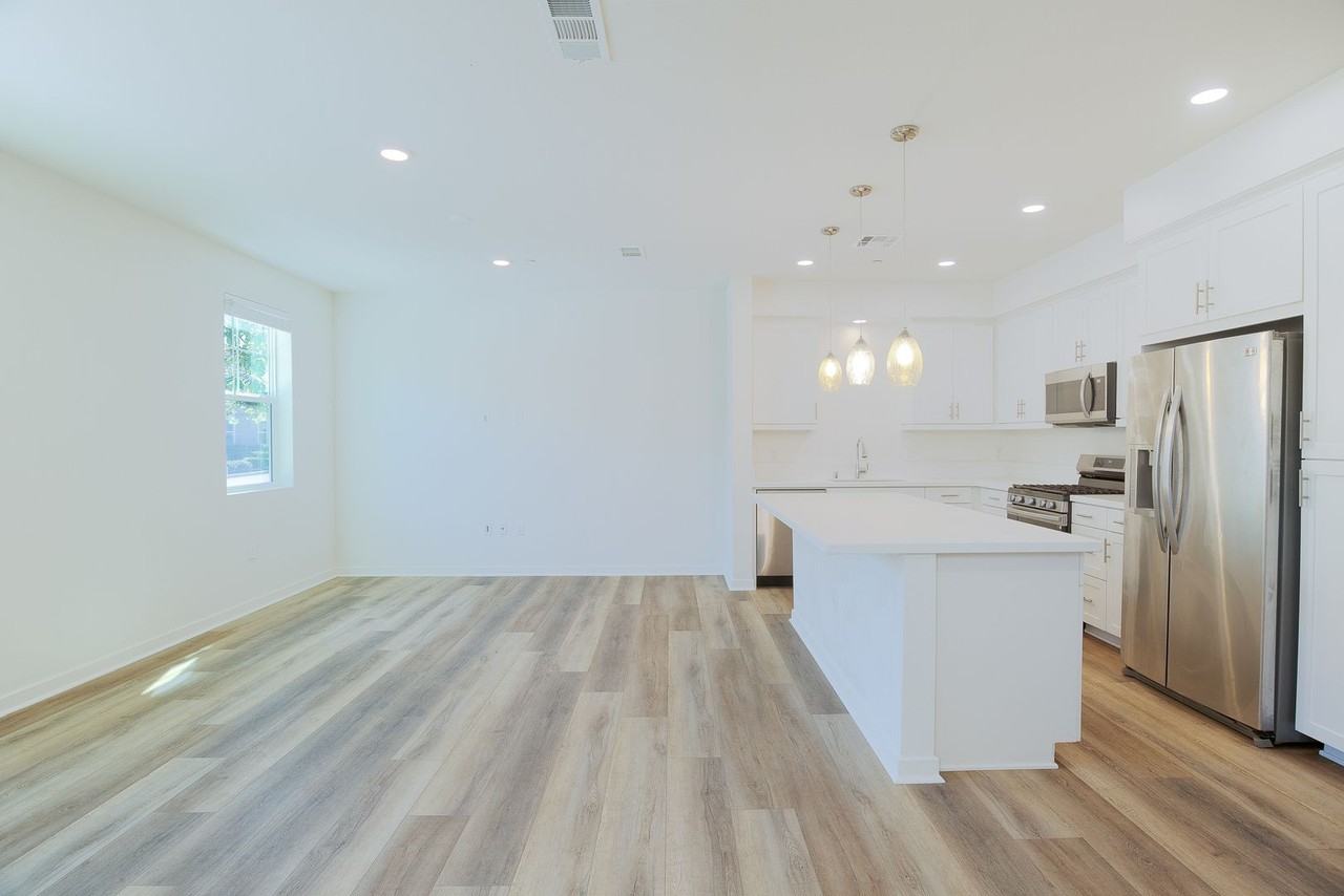 611 Winchester Dr - Photo 4 of 37