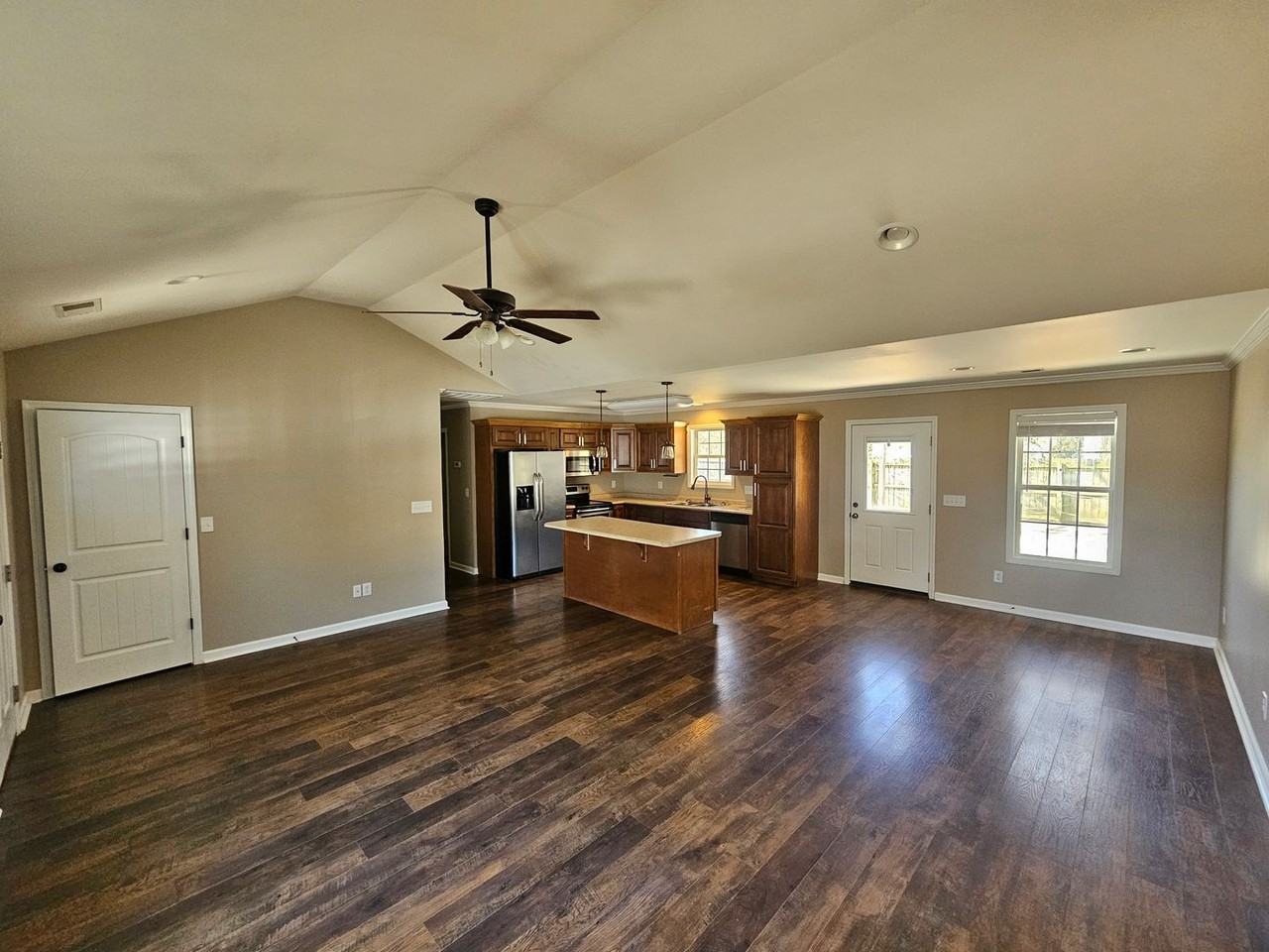 1107 Avenue F Se - Photo 2 of 10