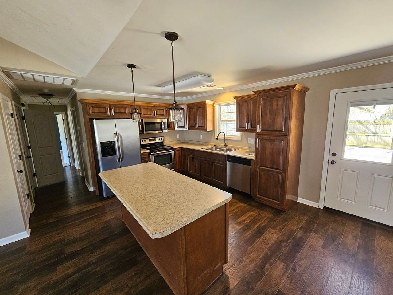 1107 Avenue F Se - Photo 3 of 10