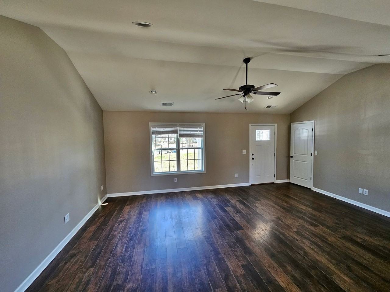 1107 Avenue F Se - Photo 4 of 10