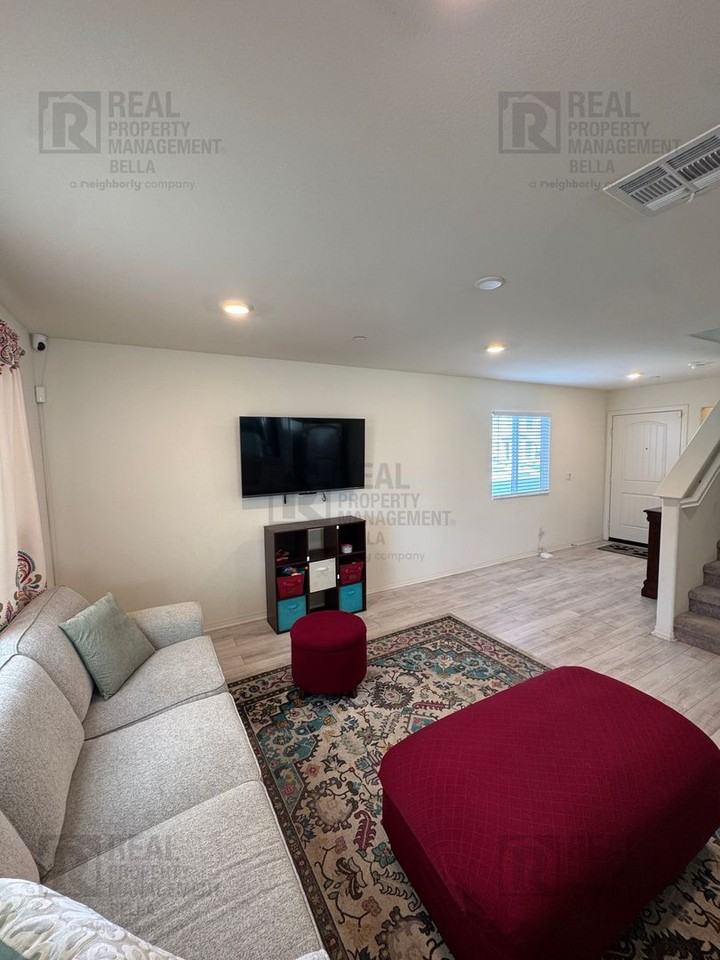 29555 Copper Hill Ct - Photo 3 of 36