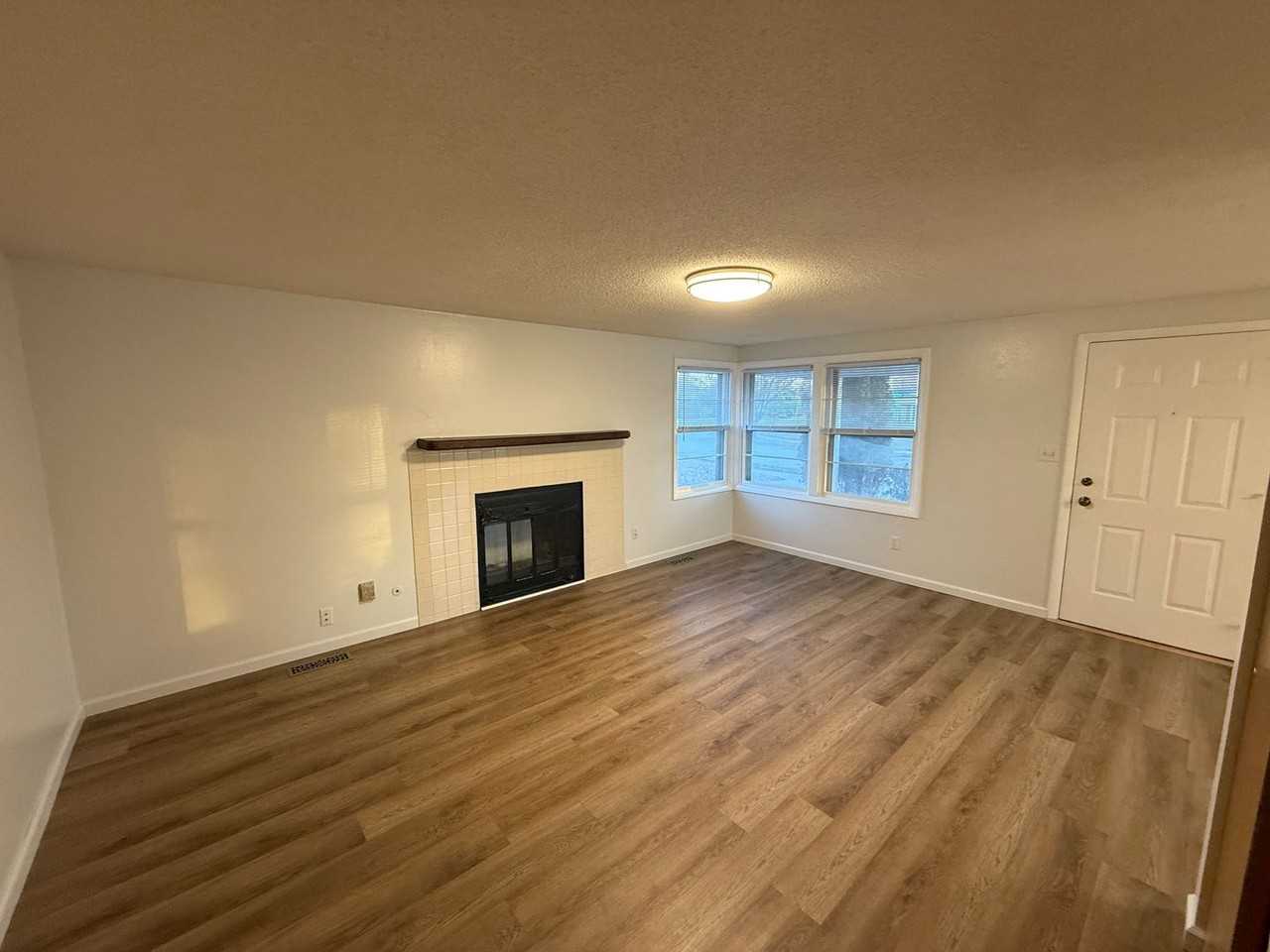 3415 Collegiate Ct - Photo 6 of 26