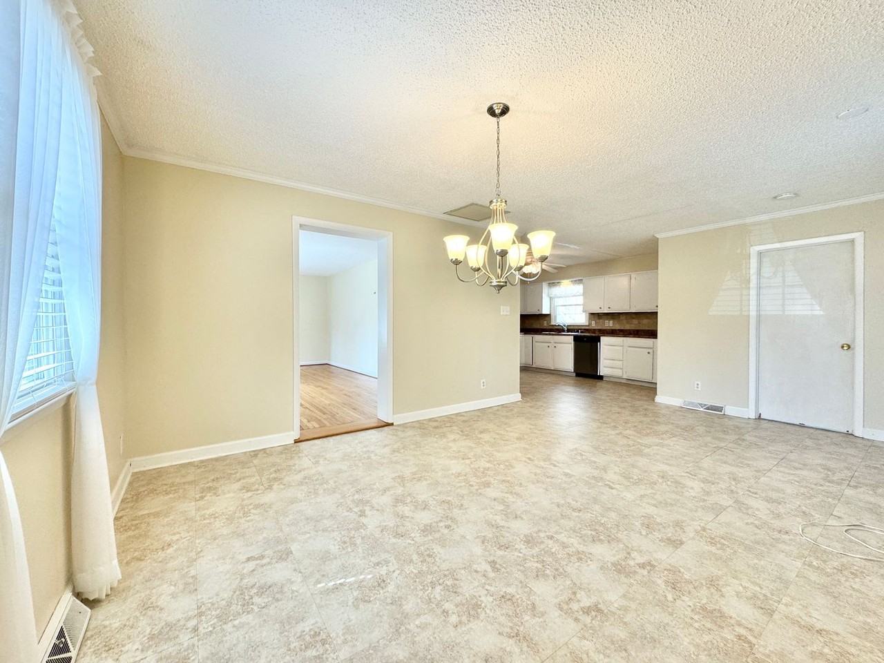 2110 Kello Dr - Photo 4 of 18