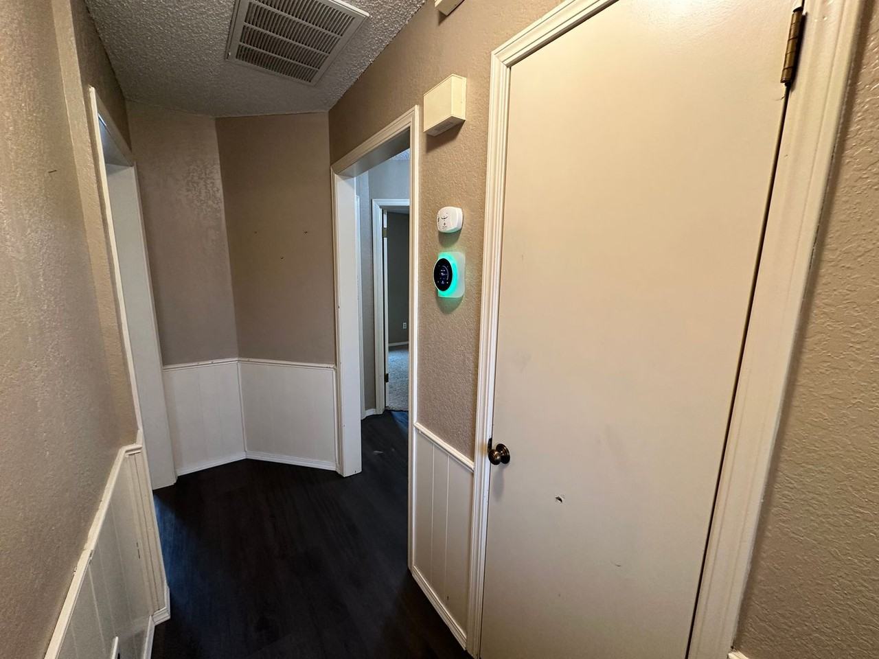 2221 Ne 8th St - Photo 4 of 33