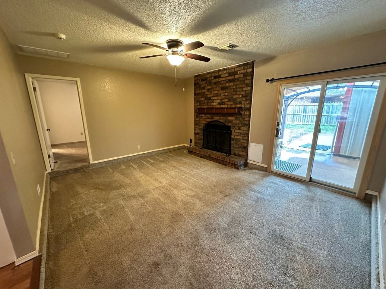 2221 Ne 8th St - Photo 5 of 33