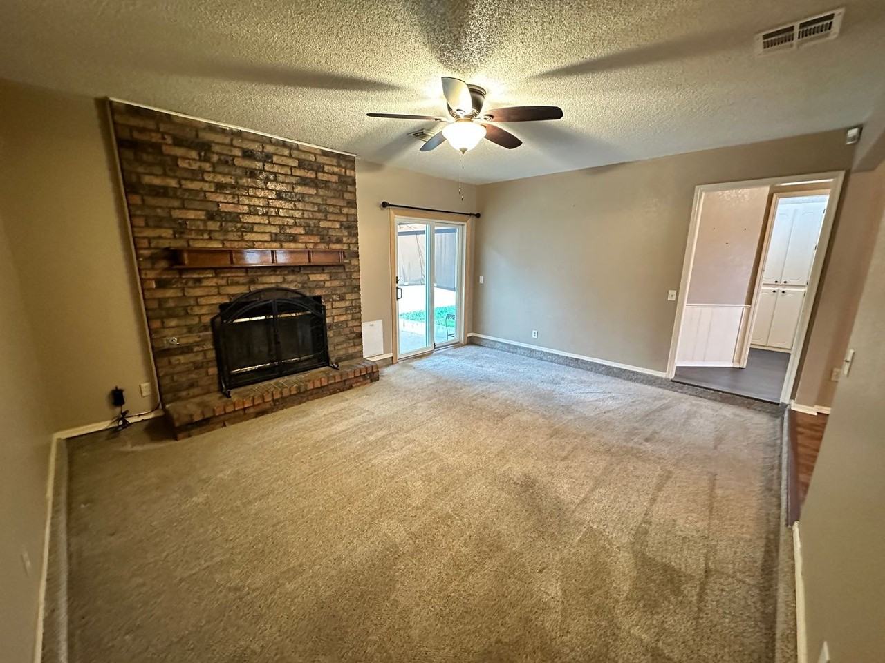 2221 Ne 8th St - Photo 7 of 33