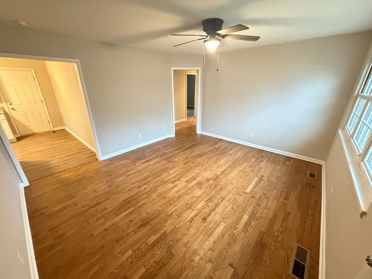 2226 N Kentwood Ave - Photo 3 of 16