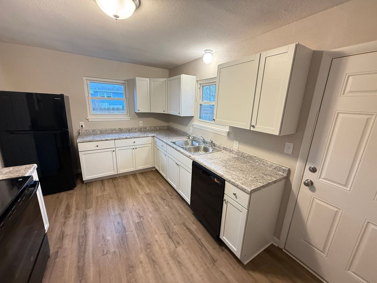 2226 N Kentwood Ave - Photo 5 of 16