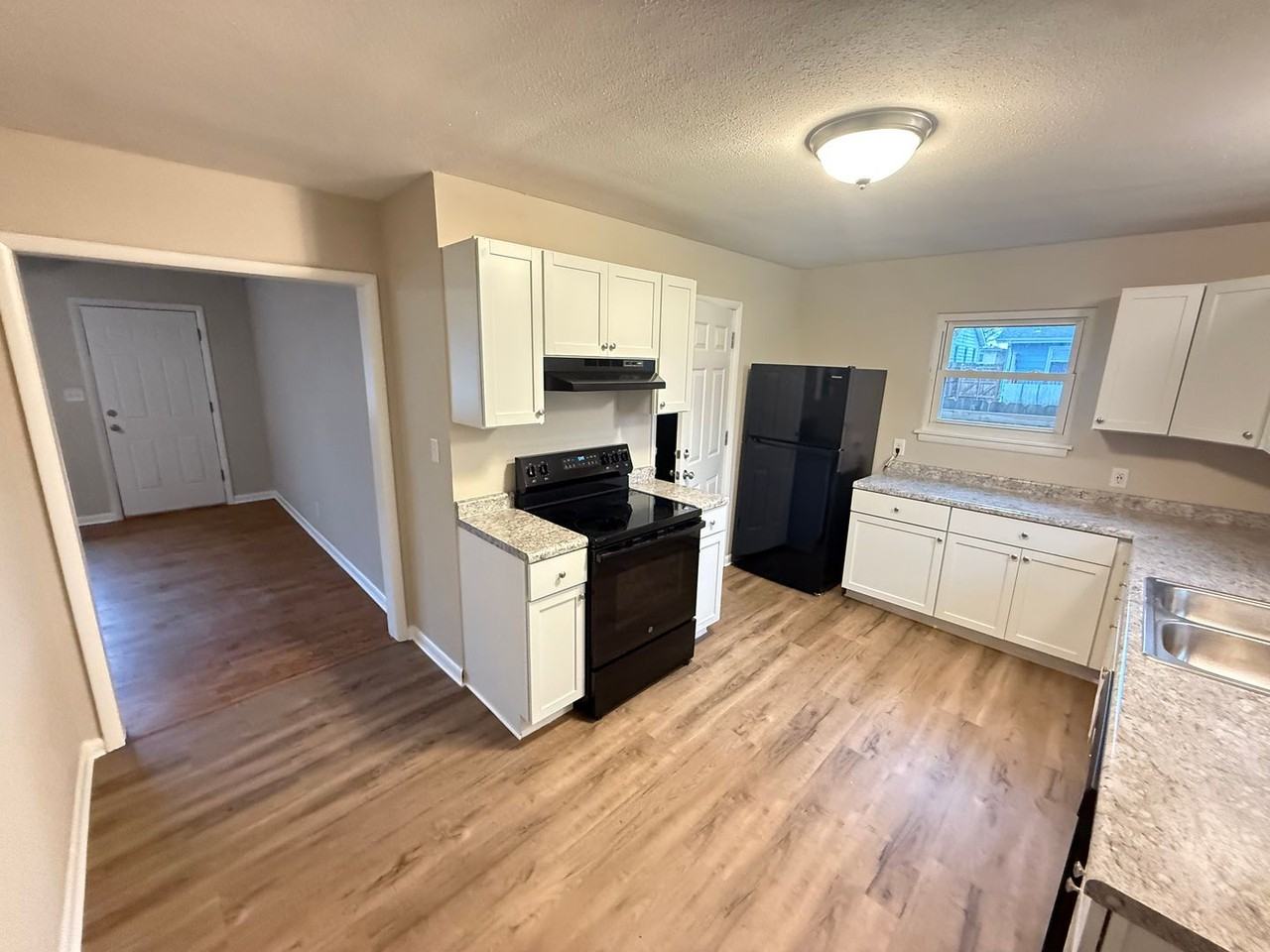 2226 N Kentwood Ave - Photo 6 of 16