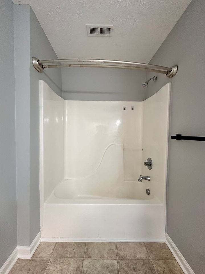 915 Whitney Ave - Photo 5 of 24