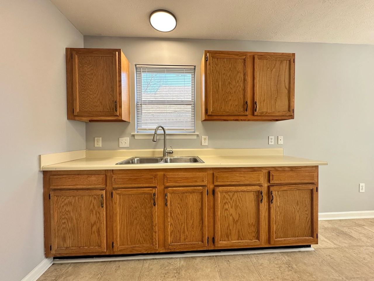 915 Whitney Ave - Photo 7 of 24