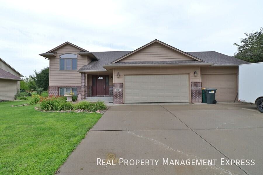 3124 S Fernwood Ave - Photo 2 of 12