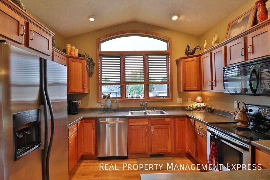 3124 S Fernwood Ave - Photo 6 of 12