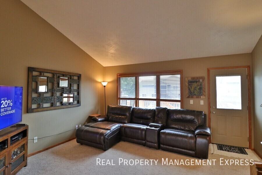 3124 S Fernwood Ave - Photo 7 of 12