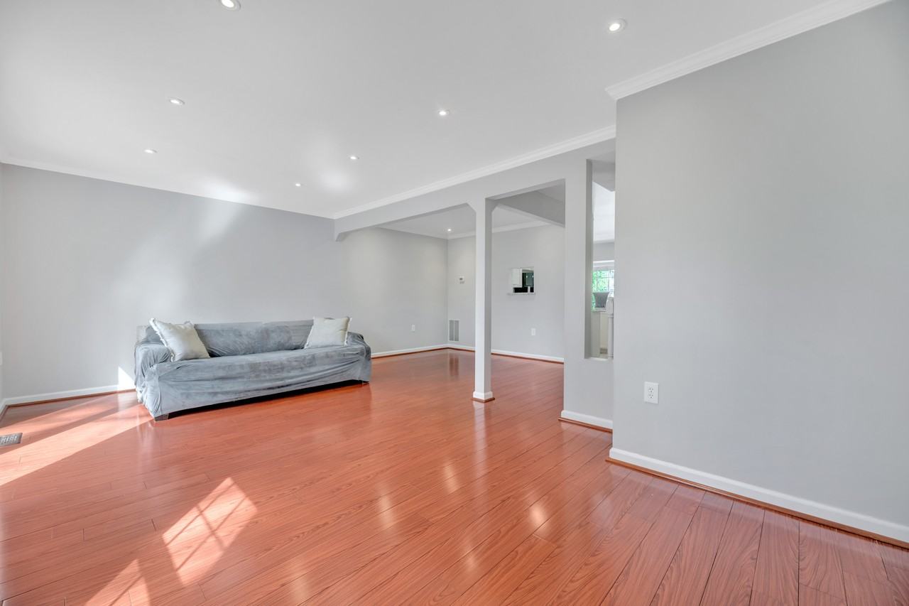 7826 Mount Woodley Pl - Photo 5 of 35