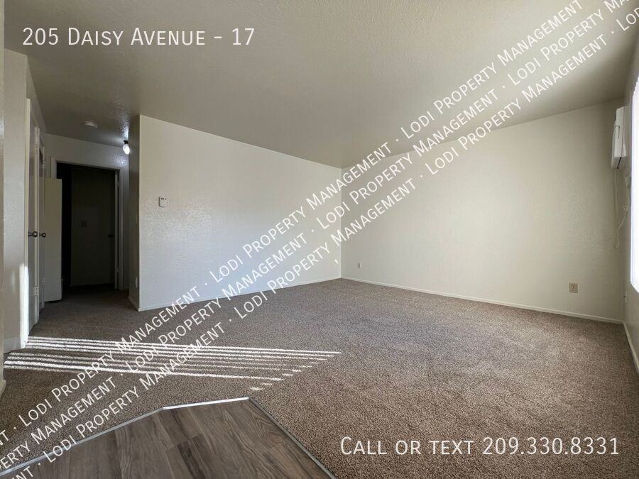 205 Daisy Ave #17 - Photo 3 of 21