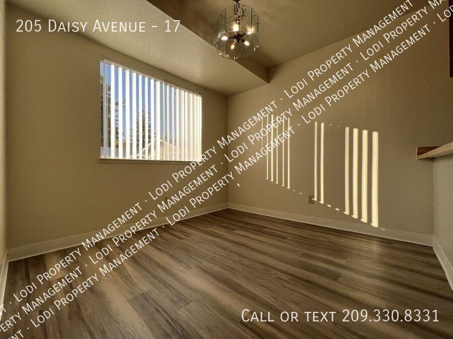 205 Daisy Ave #17 - Photo 7 of 21