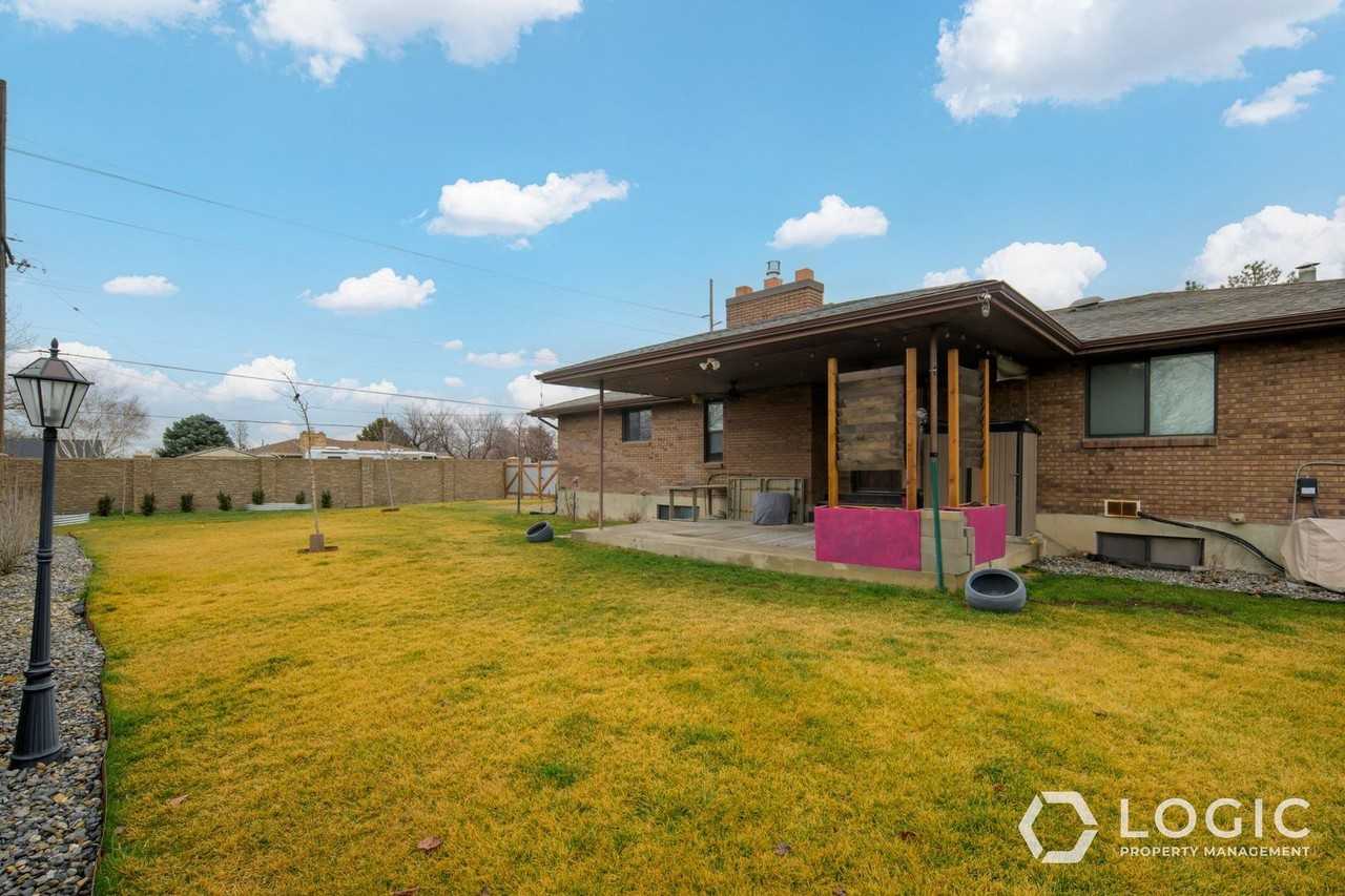 2718 W Ferron Dr - Photo 3 of 25