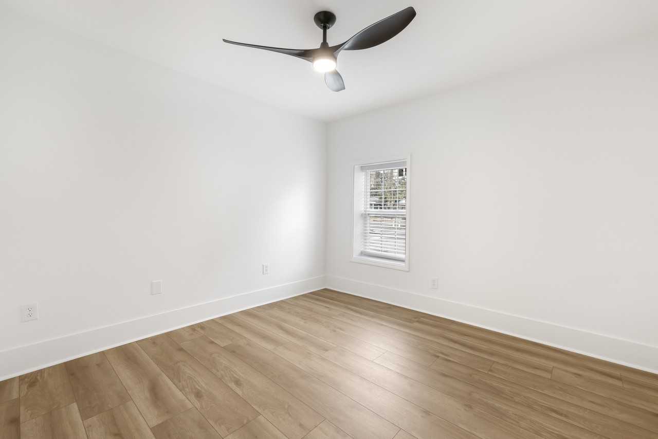 1001 W Victory Dr #NA - Photo 6 of 10