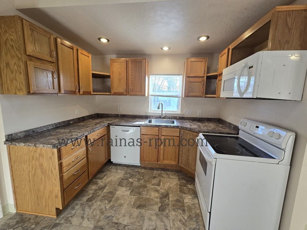 207 E 44th St - Photo 3 of 14