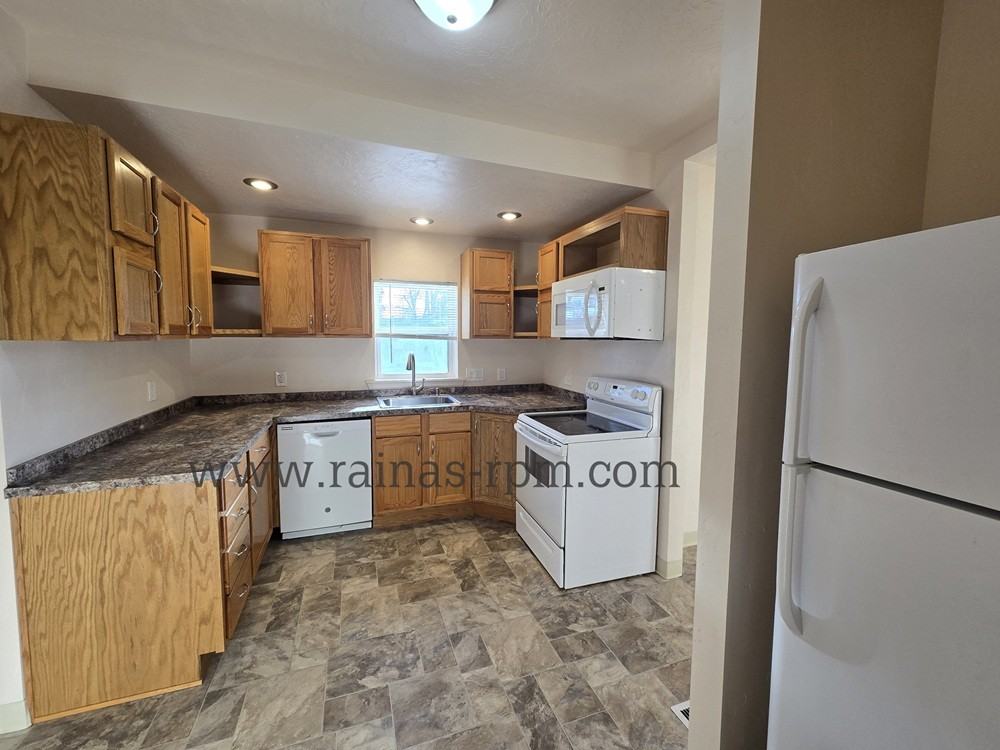 207 E 44th St - Photo 4 of 14