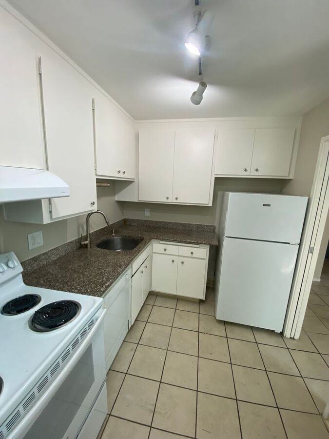 373 Staten Ave - Photo 4 of 11