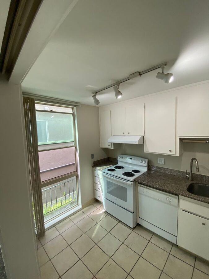 373 Staten Ave - Photo 5 of 11