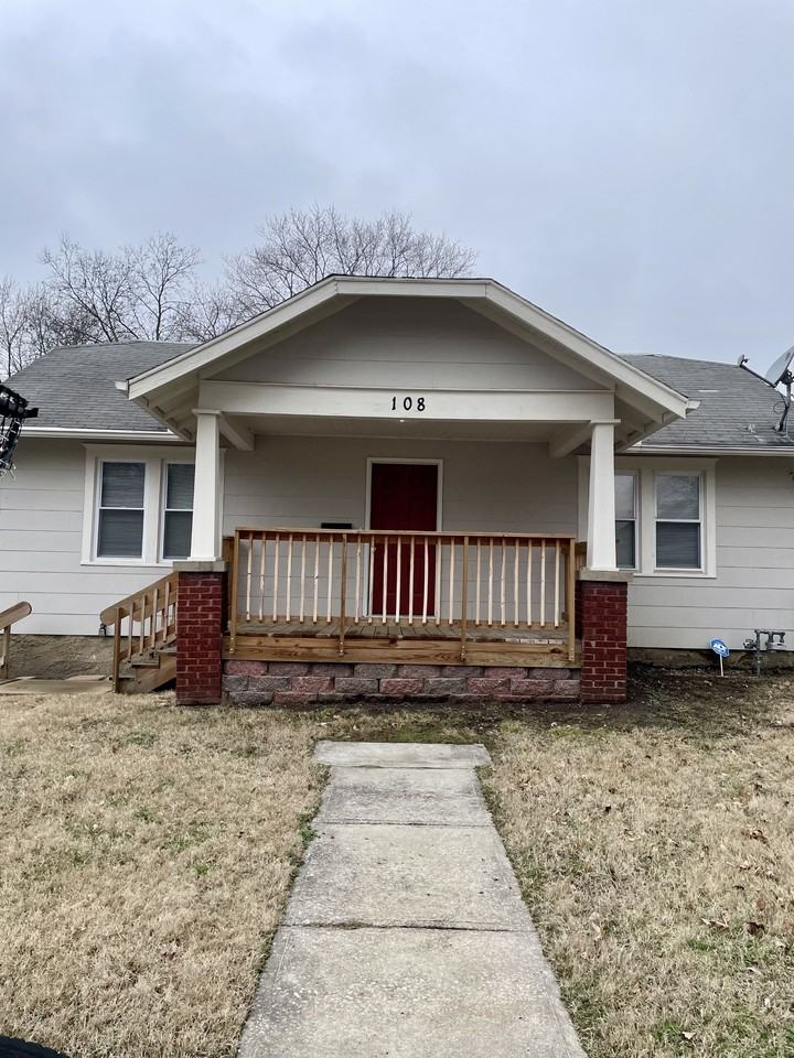 108 S Hawthorne Ave #1