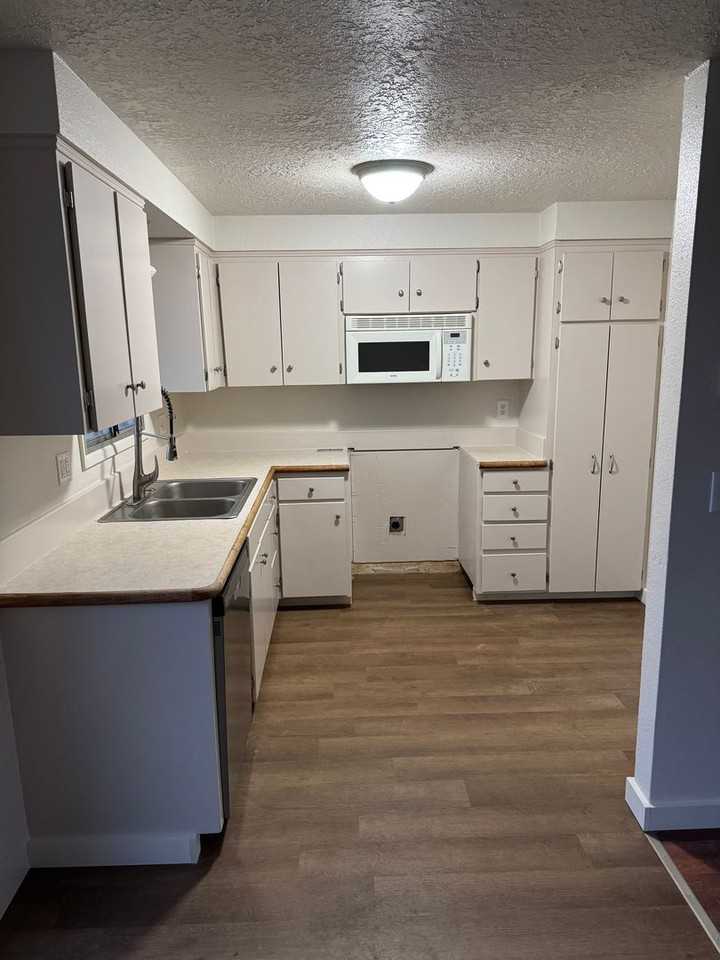 870 York St - Photo 2 of 4