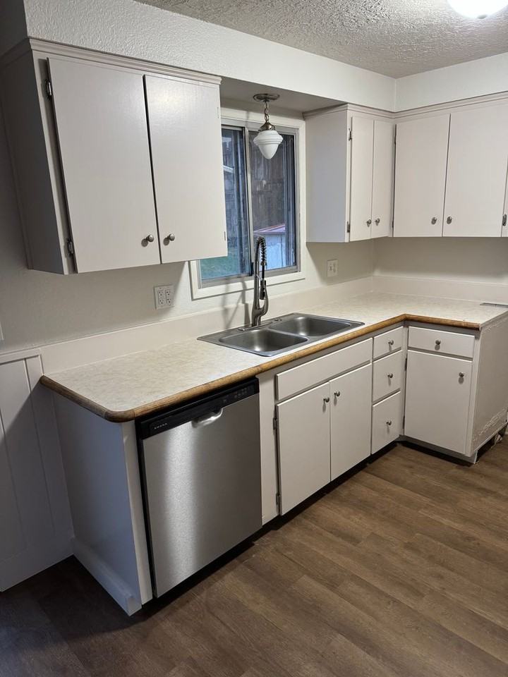 870 York St - Photo 3 of 4