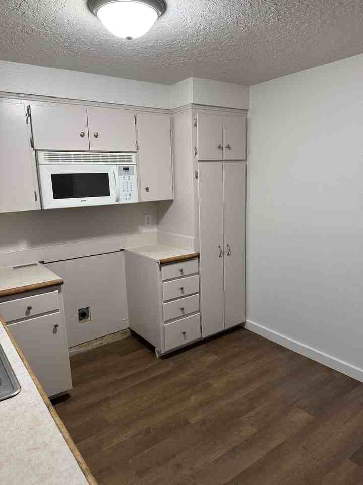 870 York St - Photo 4 of 4