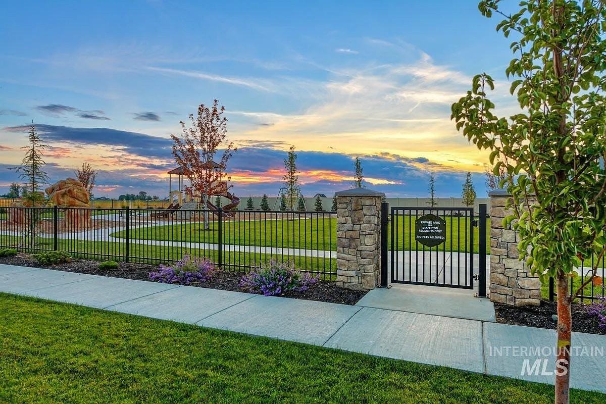 224 West Broyhill Street - Photo 7 of 24