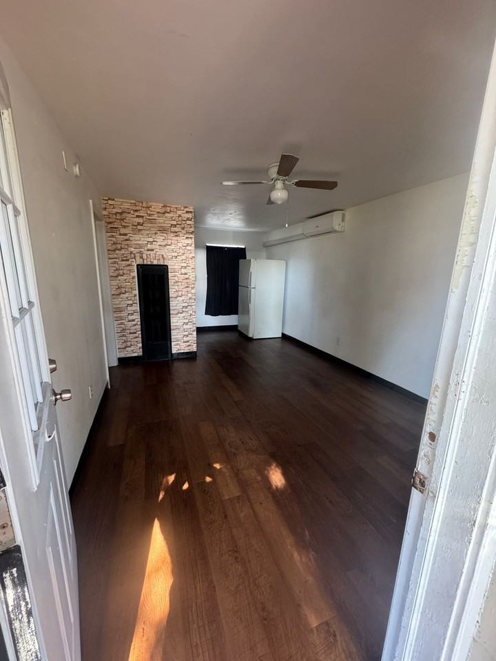 Lakeside APT - Photo 7 of 23