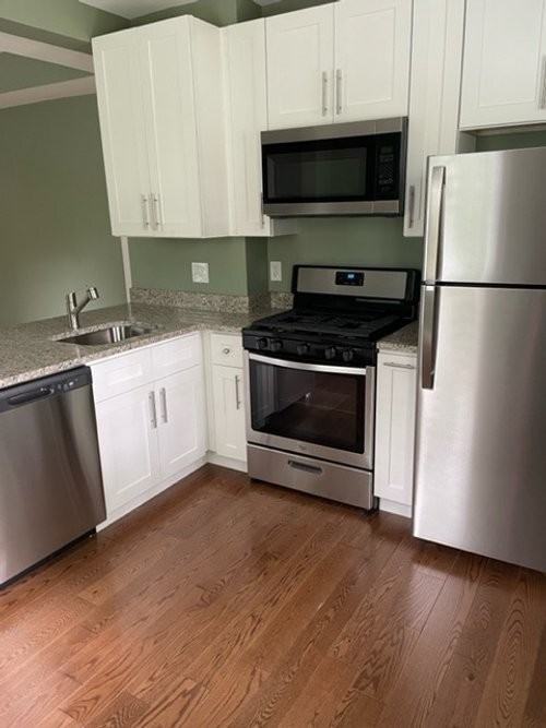 711 Gladstone - Photo 3 of 13