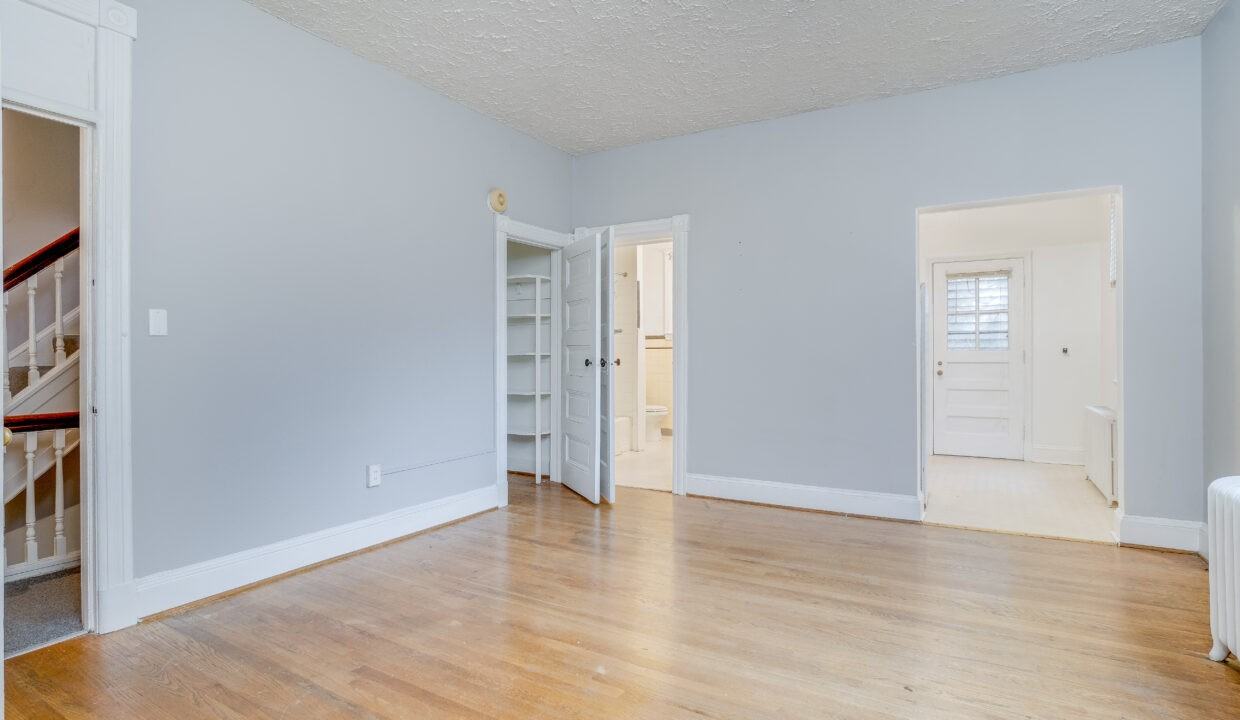 711 Gladstone - Photo 6 of 13