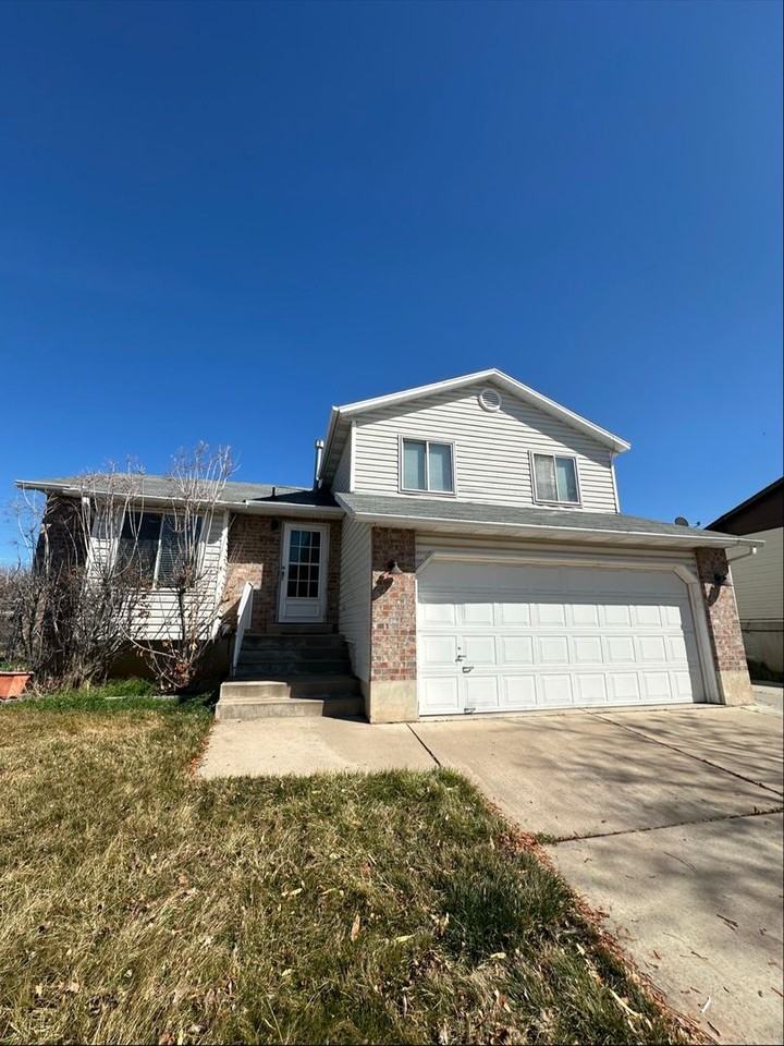 2218 S 150 W - Photo 3 of 36