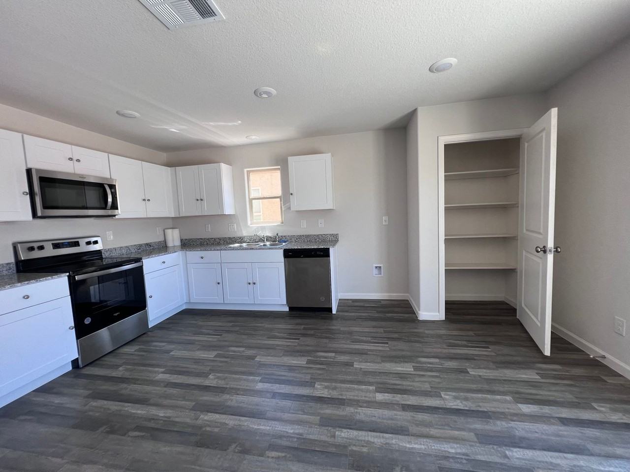 2458 River Valley Cir - Photo 7 of 30