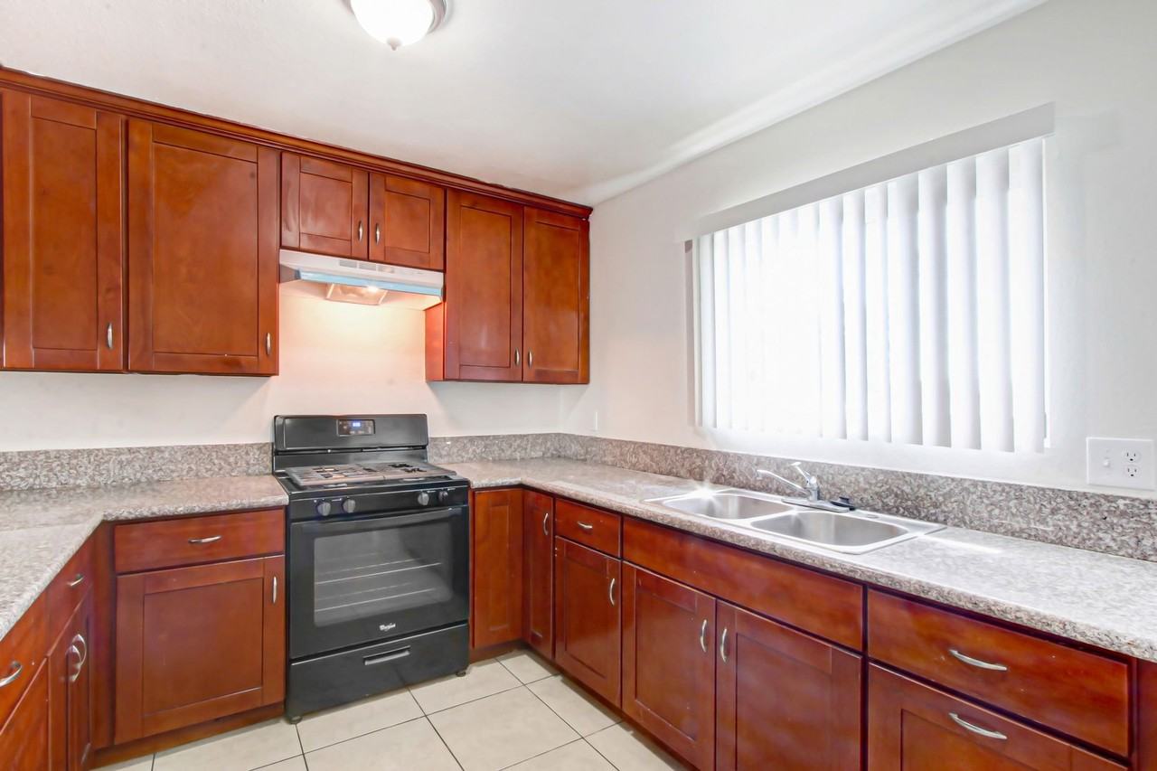 8244 Beech Avenue - Photo 4 of 20