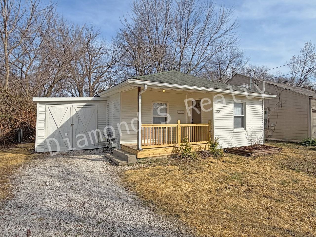 1504 S Kickapoo Ave - Photo 2 of 20