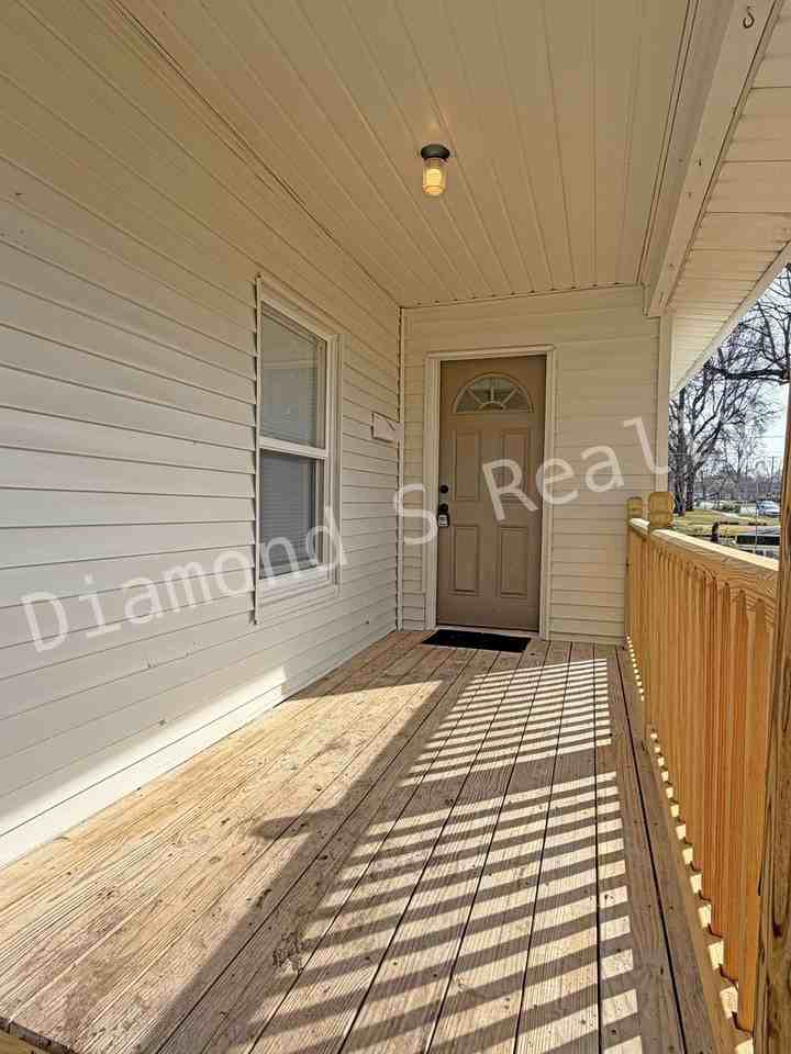 1504 S Kickapoo Ave - Photo 3 of 20