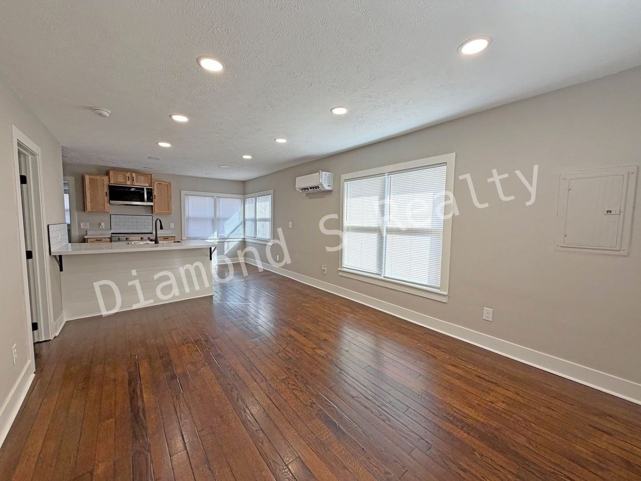 1504 S Kickapoo Ave - Photo 4 of 20