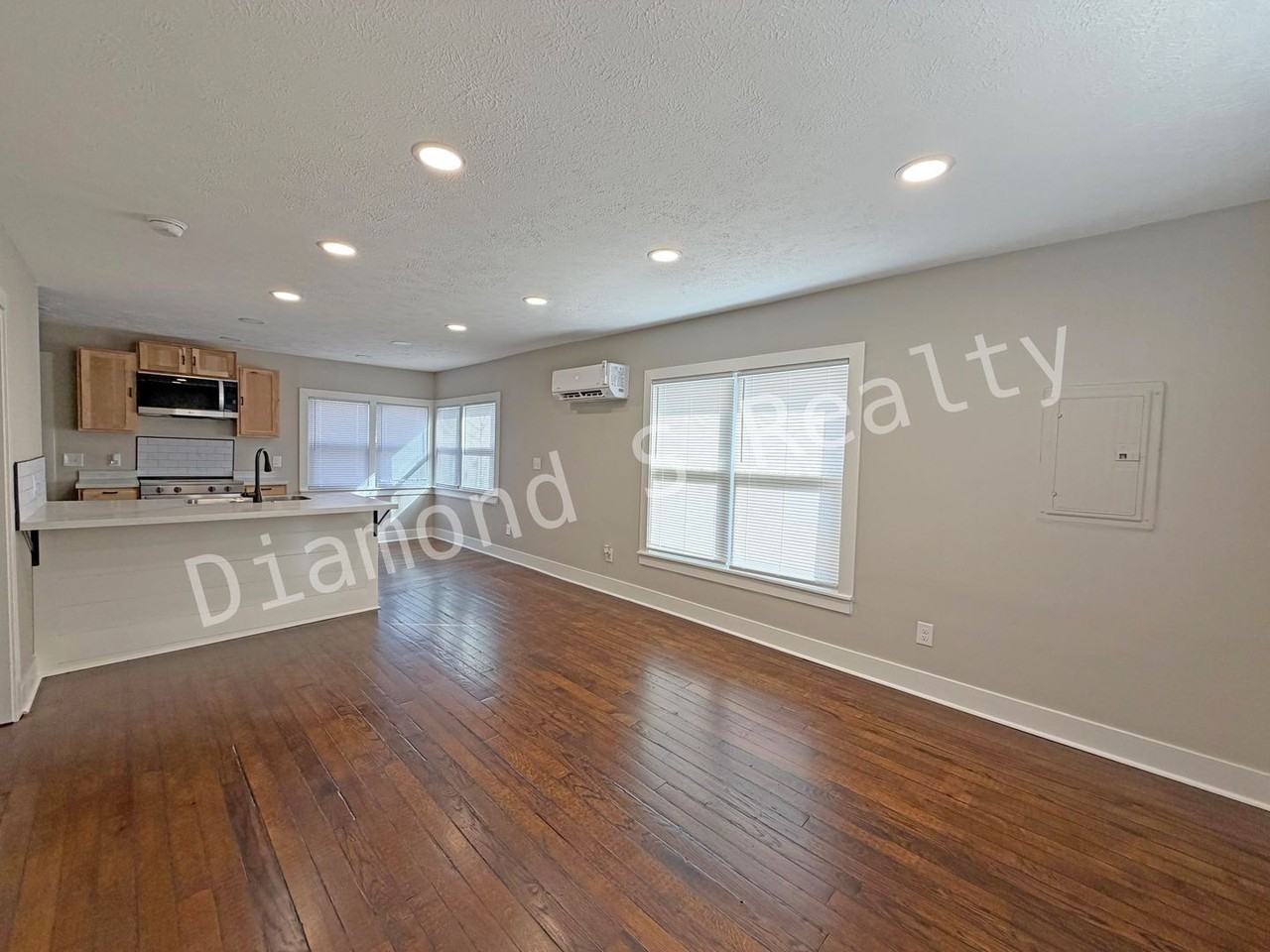 1504 S Kickapoo Ave - Photo 5 of 20